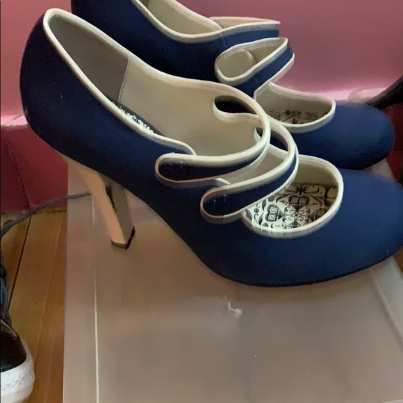 Shoes - Picture 2 of 3